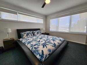 BudgewoiにあるDiscover Buff Pointのベッドルーム1室(青と白の掛け布団付きのベッド1台付)
