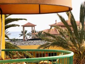 uma vista para a praia a partir da varanda de um resort em Apartamento de lujo en Torre del Sol, Playa de las Américas em Arona