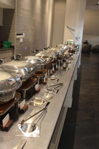 une rangée de comptoirs en acier inoxydable dans une cuisine dans l'établissement Hyatt Regency Houston, à Houston