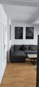 - un salon avec un canapé et une table dans l'établissement PRIVATE ROOM in a Shared Cozy Flat, à Düsseldorf