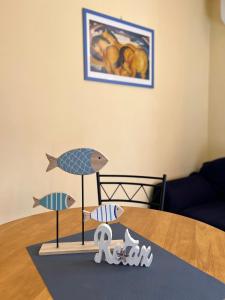 una mesa con tres figuras de pescado encima en apARTmanházak Miro ház, en Siófok