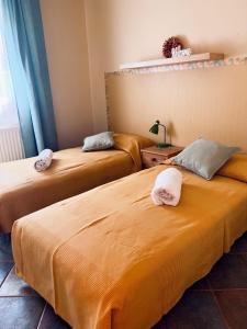 2 camas con toallas en una habitación en apARTmanházak Miro ház, en Siófok