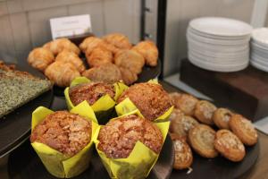 un montón de magdalenas y otros pasteles en una mesa en Hyatt Regency Houston, en Houston