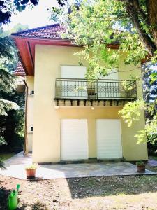 Casa con 3 puertas de garaje y balcón en apARTmanházak Miro ház, en Siófok