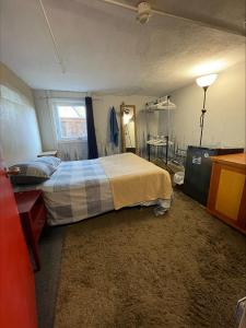 基洛納的住宿－基洛納國際旅舍，一间卧室配有一张床和一张书桌