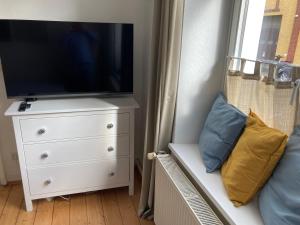 *-Sustainable Living/S-Home/SchälSick/Haus Frieda في بون: غرفة معيشة مع تلفزيون وخزانة مع تلفزيون