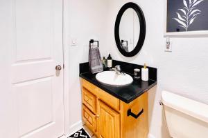 La salle de bains est pourvue d'un lavabo et d'un miroir. dans l'établissement Casa Di Sofia, à Palm Springs