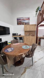 uma mesa e cadeiras num quarto com uma cozinha em San Ciro's Suite em Portici