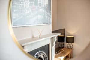 un soggiorno con camino e finestra di Comfortable central Derby apartment - Fast Wi-Fi- Excellent transport links a Derby
