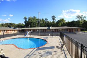 Vista sulla piscina di Holiday Terrace Motel o su una piscina nei dintorni