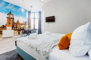 una camera da letto con un letto dipinto di un castello di Erasmus Student Apartments - Old Town a Cracovia