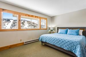 um quarto com uma cama e uma janela em Vail View Sanctuary em Vail