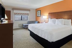 Habitación de hotel con cama grande y sofá en Best Western U.S. Inn, en Nashville