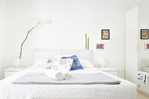 A bed or beds in a room at Heidi's Apartment