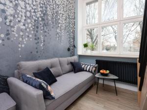 uma sala de estar com um sofá e uma mesa em Erasmus Student Apartments - Old Town em Cracóvia