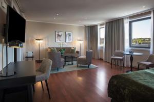pokój hotelowy z łóżkiem i salonem w obiekcie Scandic City w mieście Fredrikstad