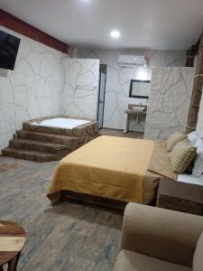 sypialnia z 2 łóżkami w pokoju w obiekcie Hotel Spa el Gran Coral By Rotamundos w mieście Jocotepec