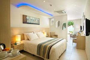 Pernera Beach Hotel في بروتاراس: غرفة نوم بسرير كبير بسقف ازرق