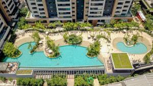 uma vista superior de uma piscina num resort em Piscine Resort - Um Oasis no centro de SP | Canal do Anfitrião em São Paulo