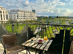 une table avec une assiette de nourriture sur un balcon dans l'établissement Disneyland-PARIS Sunshine - 6pers - Terrasse - vue sur Parc - 2Parkings, à Chessy