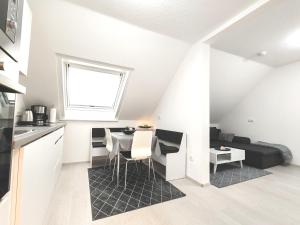 a kitchen and living room with a table and chairs at Top Wohnung in Mainz-Kostheim in Mainz-Kostheim