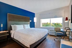 1 dormitorio con cama, escritorio y ventana en Tru By Hilton Northlake Fort Worth, Tx, en Northlake