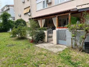 een huis met een poort voor een tuin bij Dioklecian Dream Apartment in Split