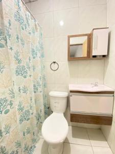 a bathroom with a toilet and a sink at Pousada Açude Velho in Campina Grande