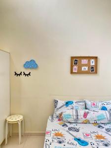een slaapkamer met een bed met een blauw dekbed bij RF Home - Home with 3 bedroom in Melaka