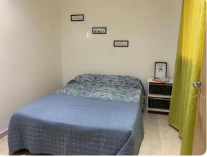 - un lit dans un dortoir avec 3 panneaux sur le mur dans l'établissement Apartamento Entero a minutos del aeropuerto, à Ezeiza