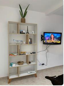 een woonkamer met een tv aan de muur bij Apartamento Entero a minutos del aeropuerto in Ezeiza