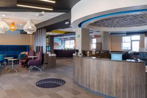 Posezení v ubytování Tru By Hilton Naperville Chicago