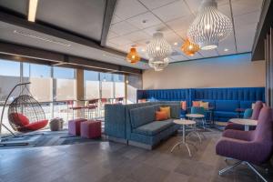 Posezení v ubytování Tru By Hilton Naperville Chicago