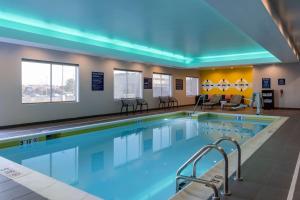 uma grande piscina num quarto de hotel em Tru By Hilton Naperville Chicago em Naperville