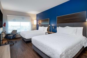 Postel nebo postele na pokoji v ubytování Tru By Hilton Naperville Chicago