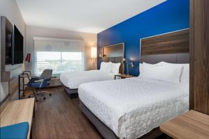 Postel nebo postele na pokoji v ubytování Tru By Hilton Naperville Chicago