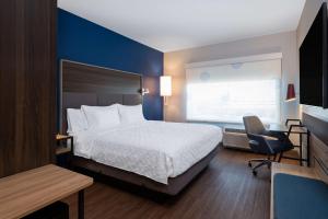 Postel nebo postele na pokoji v ubytování Tru By Hilton Naperville Chicago