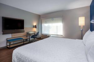 Postel nebo postele na pokoji v ubytování Tru By Hilton Naperville Chicago