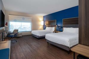 Postel nebo postele na pokoji v ubytování Tru By Hilton Naperville Chicago