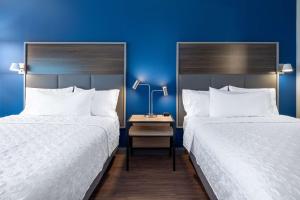 Postel nebo postele na pokoji v ubytování Tru By Hilton Naperville Chicago