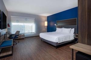 Postel nebo postele na pokoji v ubytování Tru By Hilton Naperville Chicago