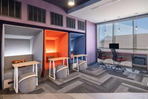 Posezení v ubytování Tru By Hilton Naperville Chicago