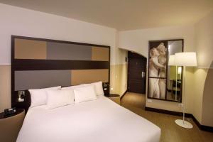 Postel nebo postele na pokoji v ubytování Cosmopolita Hotel Rome, Tapestry Collection by Hilton