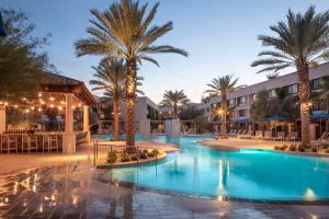 The Scottsdale Resort & Spa, Curio Collection by Hilton内部或周边的泳池