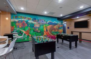 Tru By Hilton Lexington University Medical Center, Ky的电视和/或娱乐中心