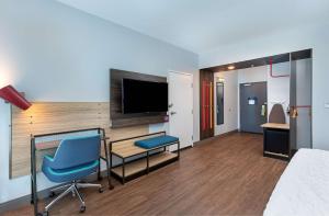 Tru By Hilton Lexington University Medical Center, Ky的电视和/或娱乐中心