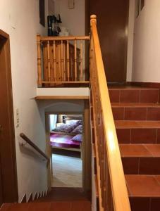 Una escalera en una casa con una cama en una habitación en Turmhaus Trieben Wohnung 2, en Trieben