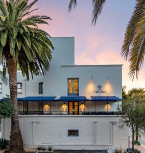 um edifício branco com uma palmeira em frente em Hotel Virginia Santa Barbara, Tapestry Collection by Hilton em Santa Bárbara
