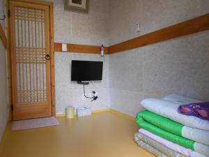 Televisyen dan/atau pusat hiburan di Happiness Full Hanok Guesthouse