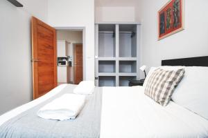 En eller flere senge i et værelse på Stylish modern 1 bedroom property in Greenwich!